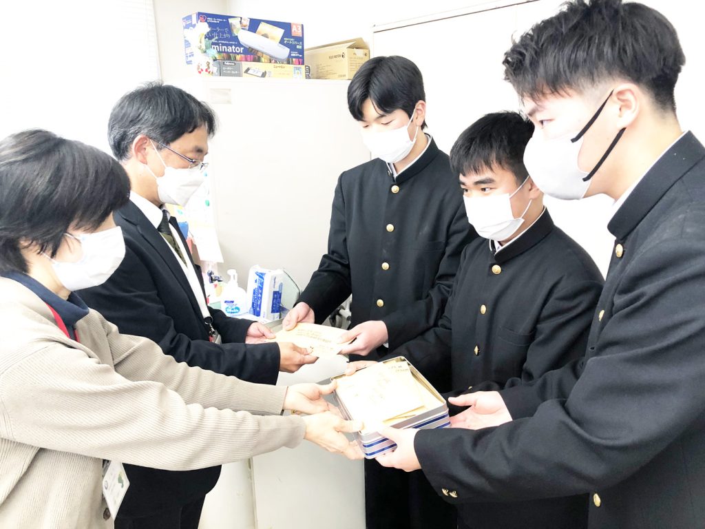 糸島高の生徒会が市役所で募金を地域福祉課に寄託