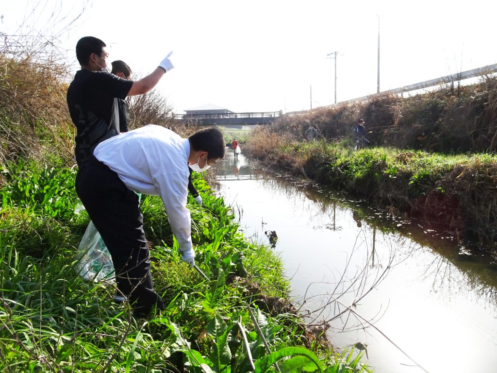 糸島市南風台の南風小の横を流れる多久川での清掃活動