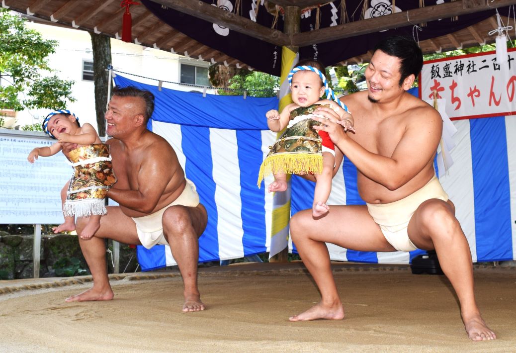 糸島】子の無病息災願い 赤ちゃん土俵入り | 糸島新聞